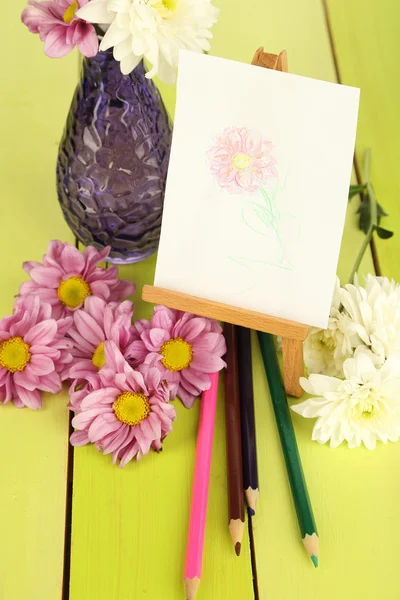 Composition des fleurs et petit chevalet avec photo sur table en bois close-up — Photo