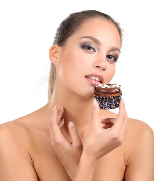 Retrato de hermosa joven con cupcake de chocolate aislado en blanco —  Fotos de Stock