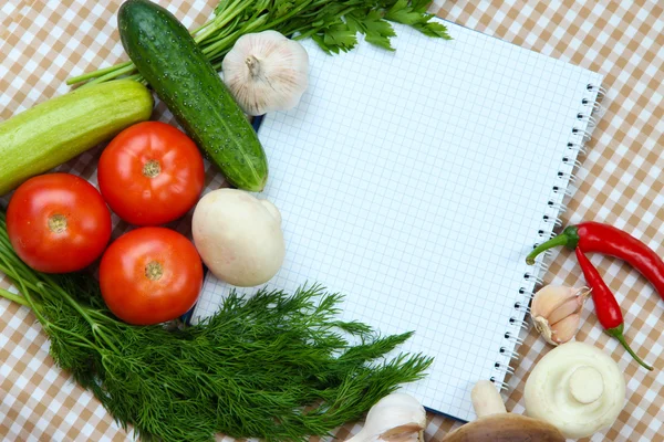 Koken concept. boodschappen met lege kookboek close-up — Stockfoto