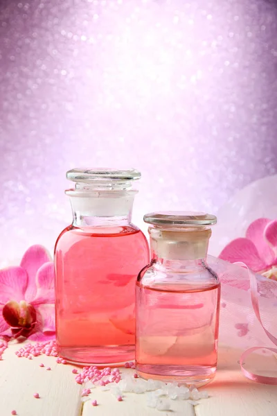 玻璃瓶、 颜色本质，粉红色的背景上 — 图库照片