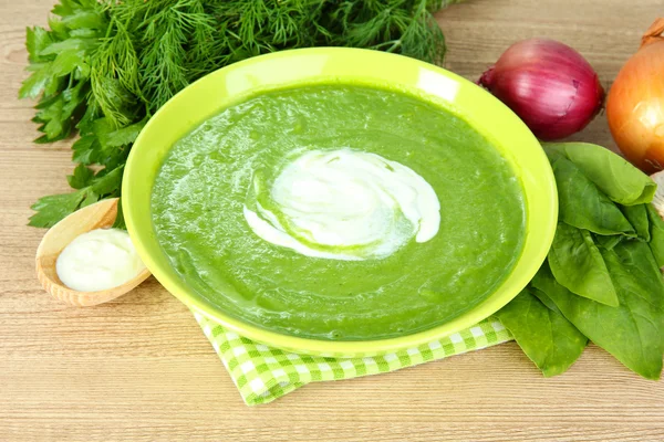 Tasty spinach soup, on wooden table — Stock Photo, Image