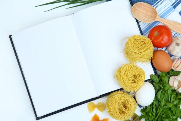 Koken concept. boodschappen met lege kookboek close-up — Stockfoto