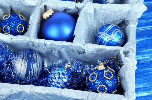 Juguetes de Navidad en caja de madera de cerca — Foto de Stock