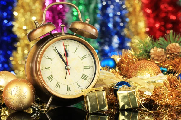 Komposition von Uhr und Weihnachtsdekoration auf hellem Hintergrund — Stockfoto