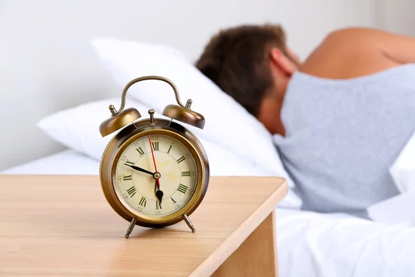 Schöner junger Mann im Bett Stockfoto