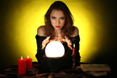 Halloween boszorkány sötét sárga háttér