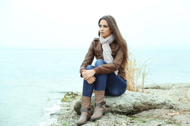 Nehri yakınında genç ciddi bir kadın portresi