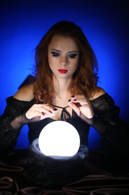 Halloween cadı koyu mavi zemin üzerine