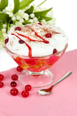 beyaz zemin üzerine masada lezzetli reçel