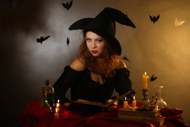 koyu arka plan üzerinde Halloween cadı