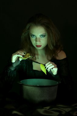 siyah arka plan üzerinde Halloween cadı