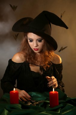 koyu arka plan üzerinde Halloween cadı