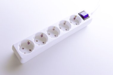 Güç dalgalanması, beyazda izole.