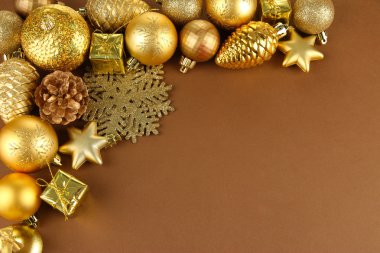 kahverengi zemin üzerinde güzel bir Noel süsleri