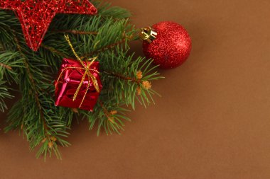 güzel Noel süsleri çam ağacı üzerinde kahverengi zemin üzerinde