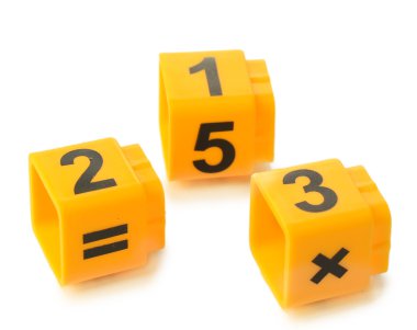 Eğitim küpleri ile farklı numaralar üzerine beyaz izole