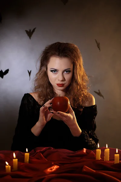 Halloween häxa på mörk bakgrund暗い背景にハロウィーンの魔女 — Stockfoto