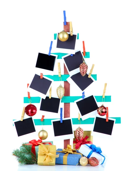 Hölzerner handgemachter Tannenbaum mit leerem Fotopapier und Weihnachtsdekor, isoliert auf weiß — Stockfoto