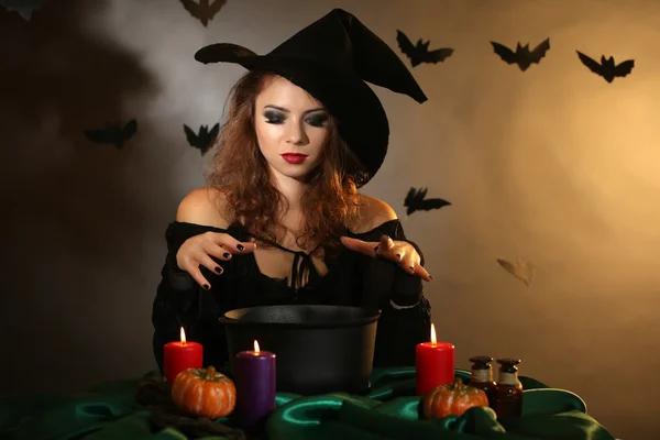 Bruxa de Halloween no fundo escuro — Fotografia de Stock