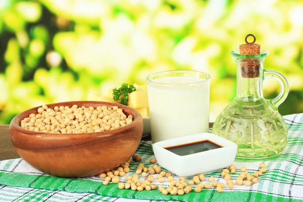 Sojaproducten op tafel op lichte achtergrond — Stockfoto