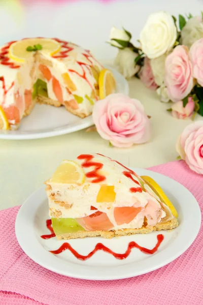 Lahodné želé dort na tabulka detail — Stock fotografie