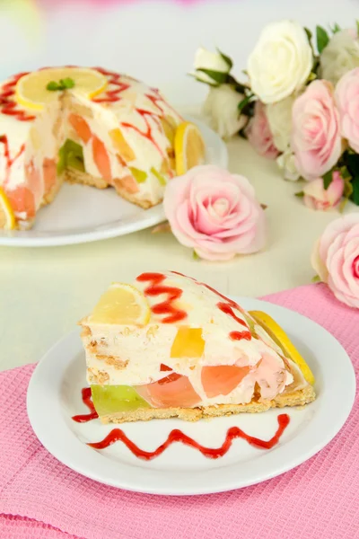 Delicious jelly cake on table close-up — Stock Photo, Image