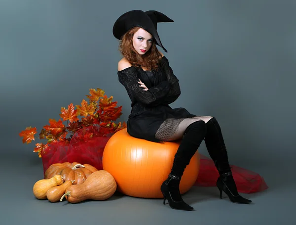 Halloween heks met bezem op grijze achtergrond — Stockfoto