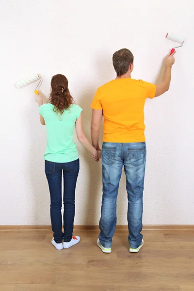 Pareja joven haciendo renovación en casa nueva —  Fotos de Stock