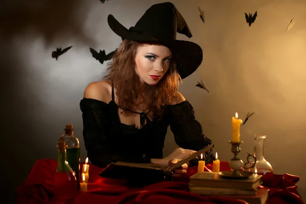 Halloween häxa på mörk bakgrund暗い背景にハロウィーンの魔女 — Stockfoto