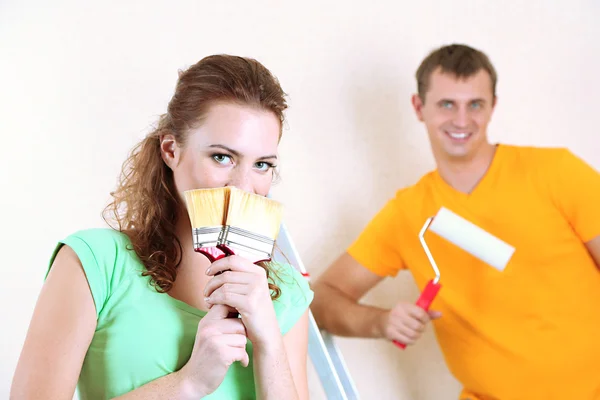 Pareja joven haciendo renovación en casa nueva —  Fotos de Stock