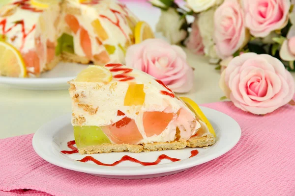 Delicioso pastel de gelatina en primer plano de la mesa —  Fotos de Stock