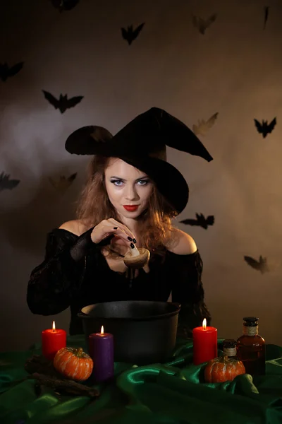 Halloween häxa på mörk bakgrund暗い背景にハロウィーンの魔女 — ストック写真