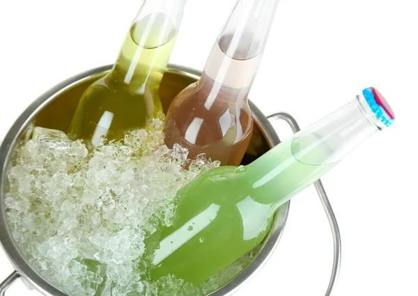 Bebidas embotelladas en cubo de hielo aisladas en blanco —  Fotos de Stock