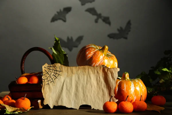 Composição de Halloween no fundo cinza escuro — Fotografia de Stock