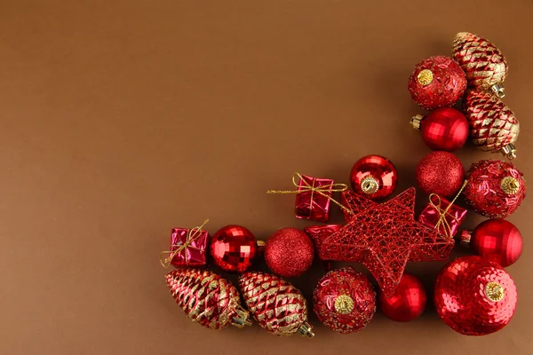 Kahverengi zemin üzerinde güzel bir Noel süsleri — Stok fotoğraf