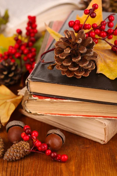 Βιβλία και φθινόπωρο αφήνει στο ξύλινο τραπέζι close-up — Φωτογραφία Αρχείου