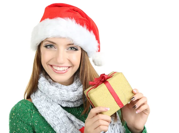 Mooi lachende meisje in Nieuwjaar hoed met cadeau geïsoleerd op wit — Stockfoto