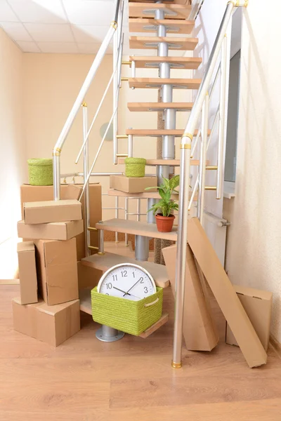 Stosie kartonów w pobliżu schodów: ruchome koncepcja domu — Zdjęcie stockowe