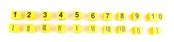 Образовательные кубики с различными числами, изолированные на белом — стоковое фото