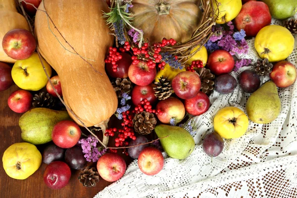 Осенний состав фруктов, тыкв и цветов на столе крупным планом — стоковое фото