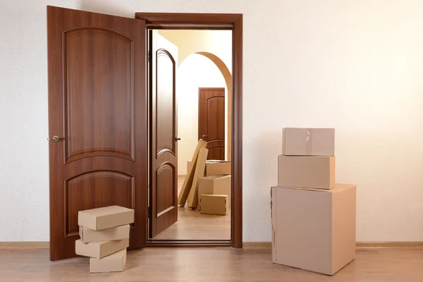 Habitaciones vacías con pila de cajas de cartón: concepto de casa móvil — Foto de Stock