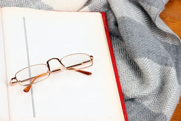 Composição com livro velho, óculos e xadrez em fundo de madeira — Fotografia de Stock