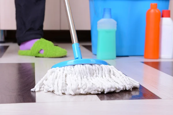 Huis schoonmaken met mop — Stockfoto