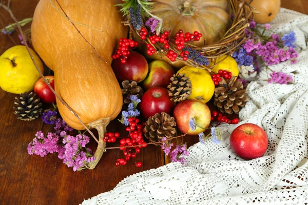 Composição de outono de frutos, abóboras e flores na mesa close-up — Fotografia de Stock