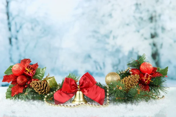 Kompozisyon hafif kış arka plan üzerinde Noel süslemeleri — Stok fotoğraf