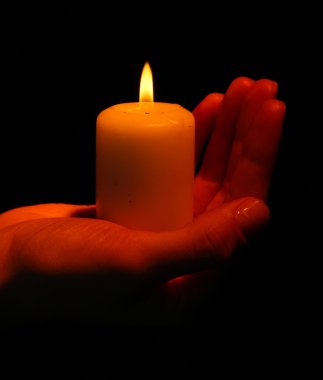 Yanan Mum el üstünde siyah izole