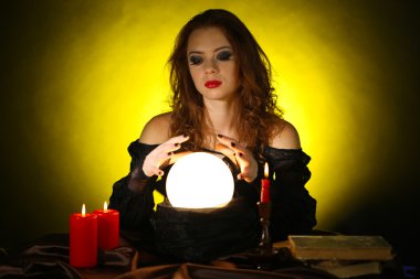 Halloween boszorkány sötét sárga háttér