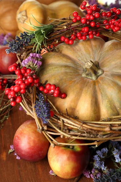 Φθινοπωρινή σύνθεση μήλων, κολοκύθες, λουλούδια και ξηρά κλαδιά σε κοντινό πλάνο ξύλινο τραπέζι — Φωτογραφία Αρχείου