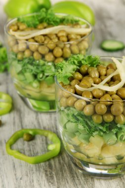 ahşap masa üzerinde taze sebze ile lezzetli salata