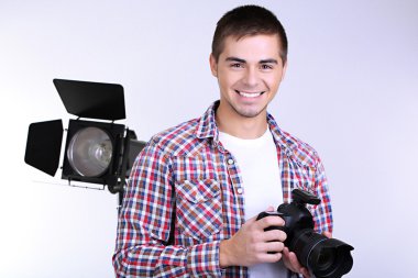 kamerada fotoğraf stüdyosu geçmiş ile yakışıklı fotoğrafçı